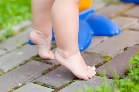 小孩走路喜欢踮脚尖的原因